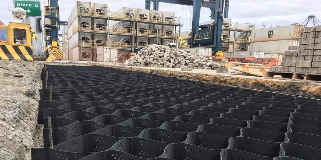 المنسوجة بالثقوب HDPE Geocell نظام الحبس الخلوي العالي حشرة العسل HDPE Geocell للطريق أساس حماية المنحدرات موقف للسيارات طريق القيادة الحائط 6