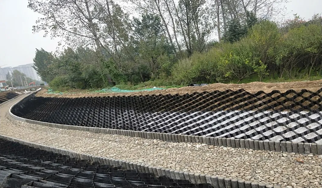 المنسوجة بالثقوب HDPE Geocell نظام الحبس الخلوي العالي حشرة العسل HDPE Geocell للطريق أساس حماية المنحدرات موقف للسيارات طريق القيادة الحائط 7