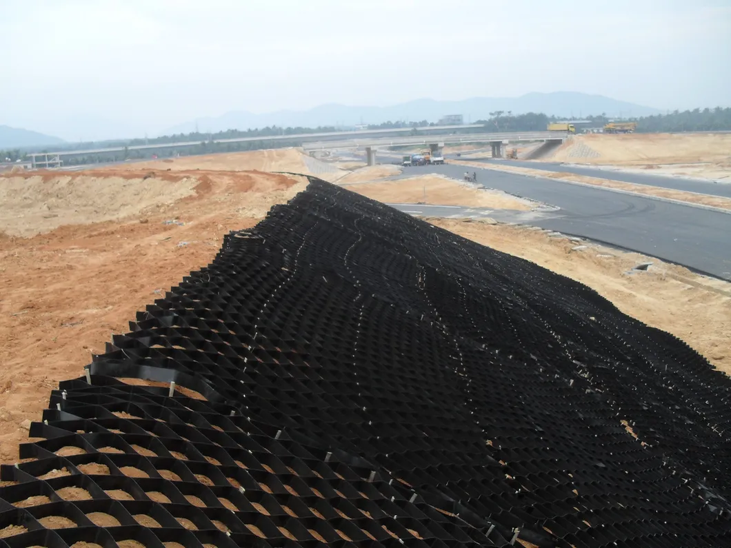 المنسوجة بالثقوب HDPE Geocell نظام الحبس الخلوي العالي حشرة العسل HDPE Geocell للطريق أساس حماية المنحدرات موقف للسيارات طريق القيادة الحائط 8