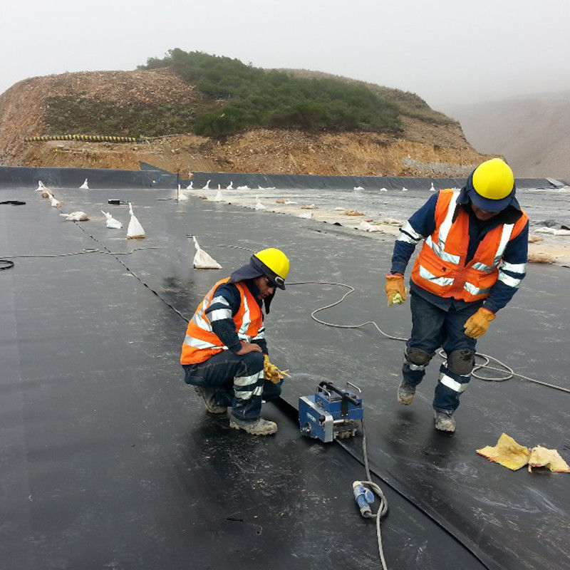 مادة 100% عذراء ASTM Standard GM13 HDPE Geomembrane Liner 0.3mm 0.5mm 1.0mm 1.5mm 2.0mm لمكب النفايات / بركة الجمبري