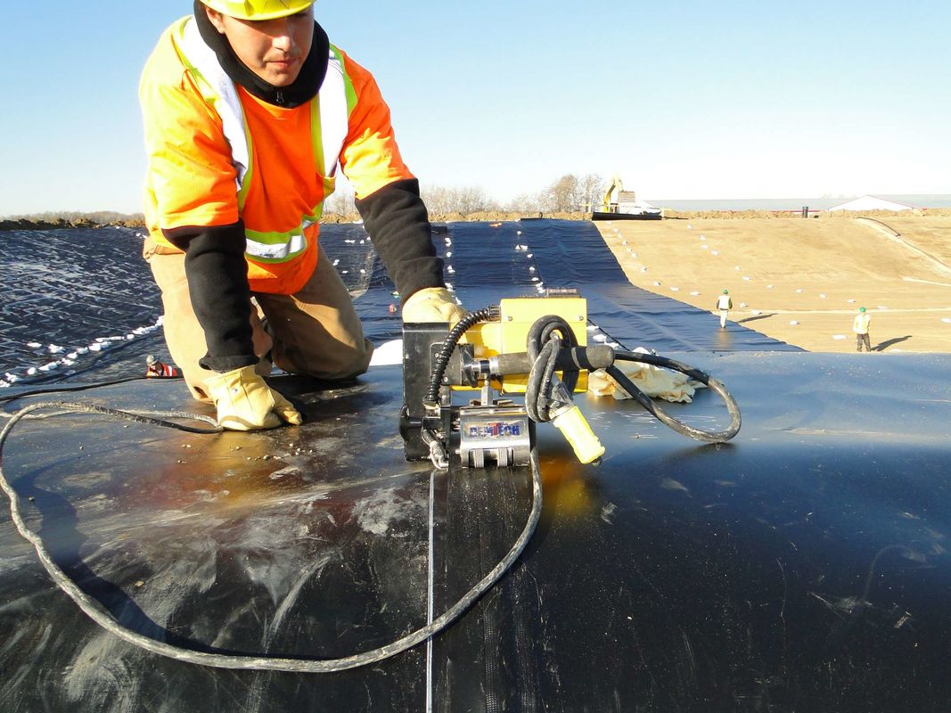 بطانة غشاء أرضي من البولي إيثيلين عالي الكثافة المتين لتربية الأسماك، بطانة بلاستيكية مقاومة للماء لحوض تربية الأحياء المائية، والبرك، والخزانات المائية