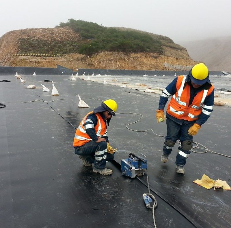 البولي إيثيلين عالي الكثافة (HDPE) الغشاء الجغرافي الأسود المقاوم للأشعة فوق البنفسجية الغطاء البولي إيثيلين بحيرة الغطاء لاحتواء مكب النفايات 1.5mm سمك غشاء الجغرافي 500N قوة الشد