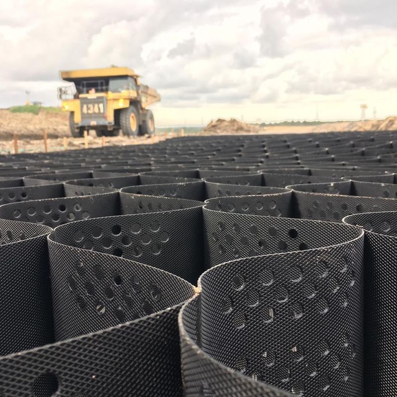 HDPE Geocell البلاستيكي الشبكة المرصوفة الأسود HDPE Geocell لتعزيز القبو الناعم مستقر الحصى منخفض التكلفة Geocell في بناء الطرق