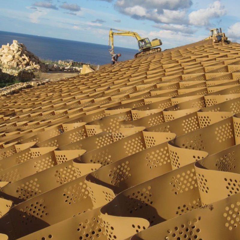 شبكة جيوسيل بلاستيكية من البولي إيثيلين عالي الكثافة (HDPE) محكمة ومثقبة لتثبيت الحصى في الممرات، وتقوية قاعدة الطرق، ومواقف السيارات، وحماية المنحدرات