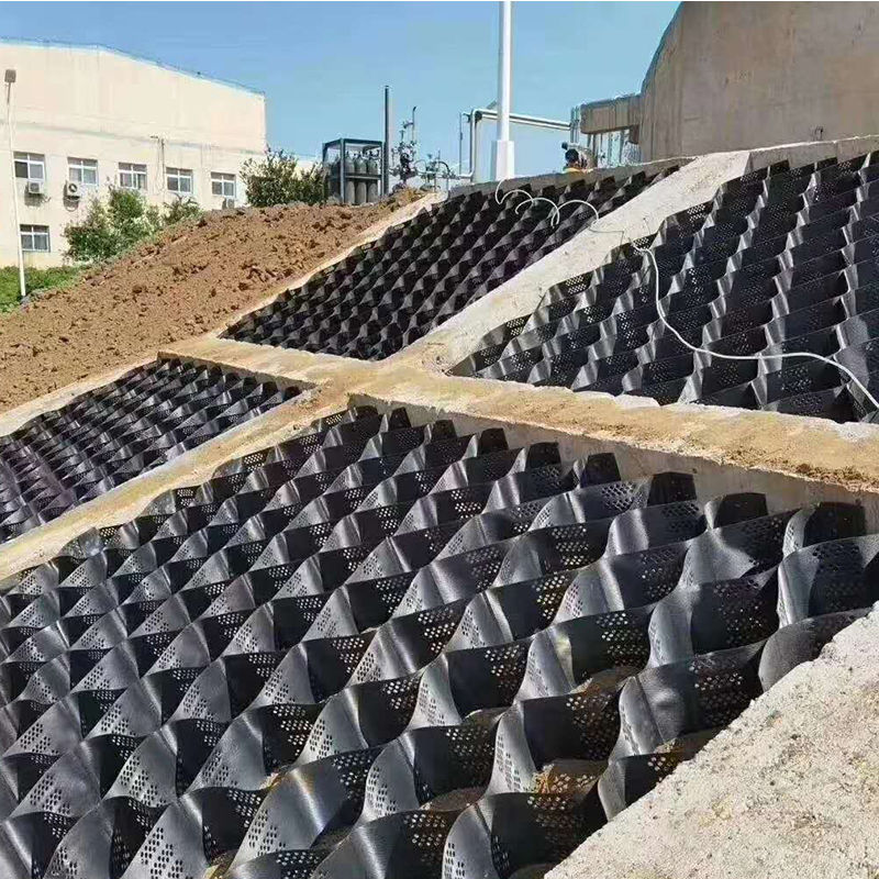 شبكة جيوسيل بلاستيكية من البولي إيثيلين عالي الكثافة (HDPE) محكمة ومثقبة لتثبيت الحصى في الممرات، وتقوية قاعدة الطرق، ومواقف السيارات، وحماية المنحدرات