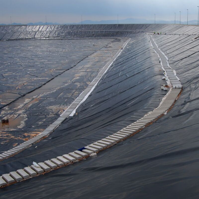 0.75mm HDPE Geomembrane الصناعية لمزارع الأسماك البركة المكسوة التطبيقات العازلة على المياه سد مكب النفايات